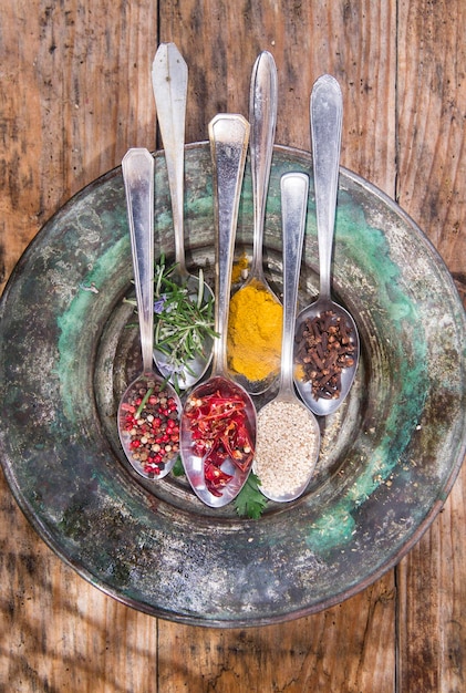 Stół z przyprawami